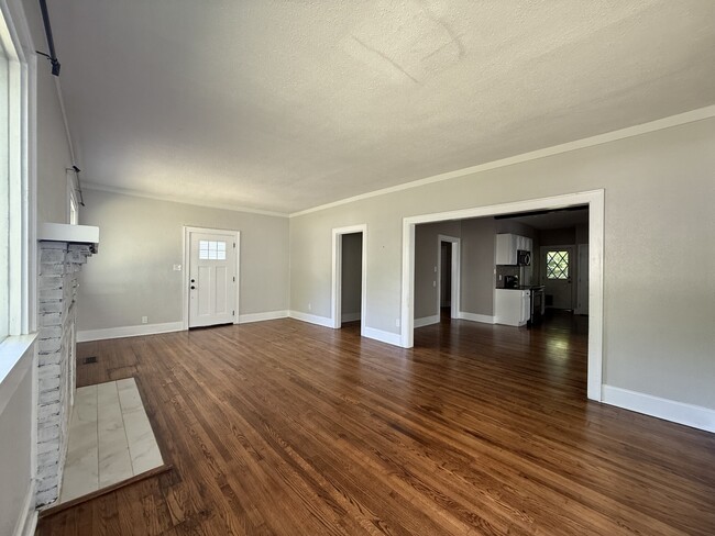 Building Photo - 2337 Woodbine Ave