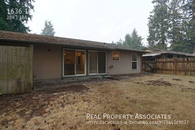 Building Photo - Cozy Two Bedroom Duplex in Tacoma Near Lew...