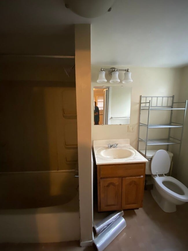 Building Photo - AVAILABLE MAY 2026 - Check out this 2 Bedroom Home w/ Garage in Duquesne Heights!