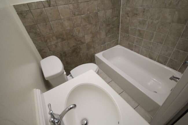 Building Photo - 2BR/1BA Pet-Friendly Duplex in SW Pensacol...