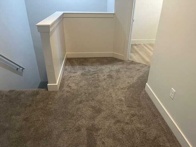 Building Photo - 3 bed | 2.5 bath | 2-car Townhome with Was...