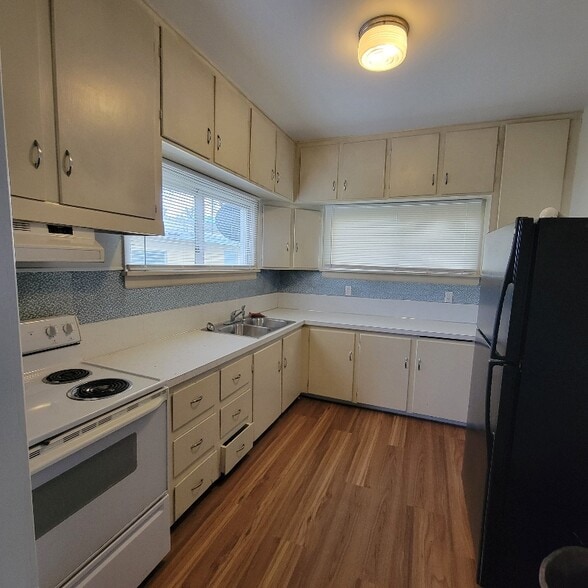 Building Photo - 319 SE Rose St