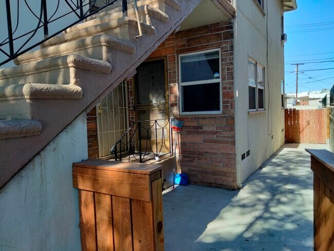 Building Photo - 1420 N Hollywood Way