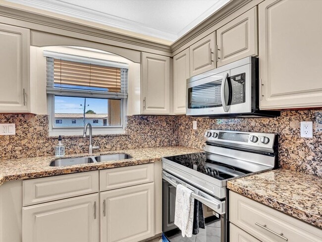 Building Photo - 333 SE 20th Ave