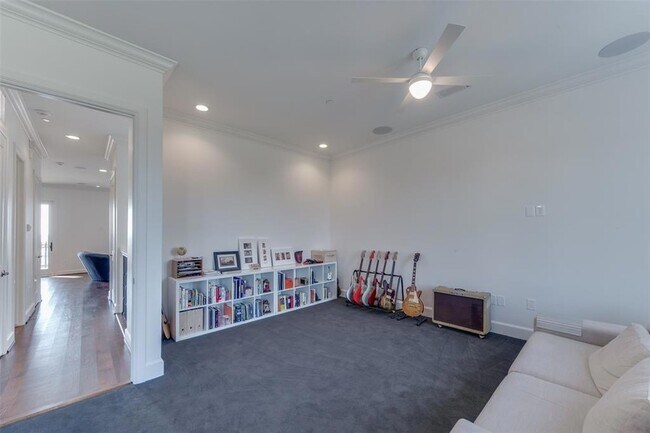 Building Photo - 418 NE 2nd St