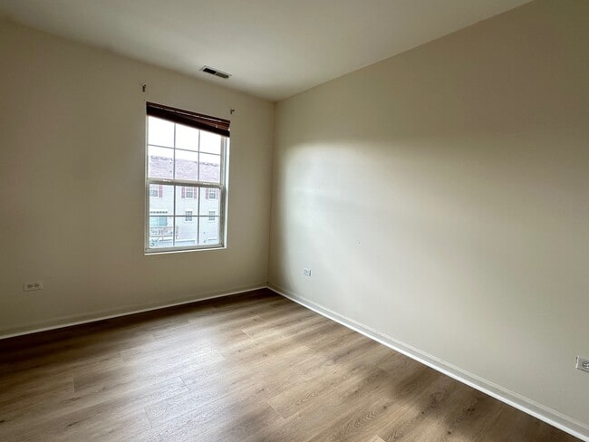 Building Photo - 228 S Alder Creek Dr