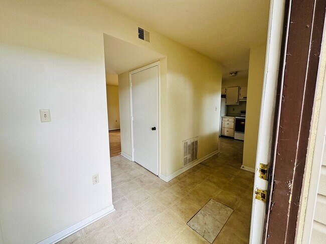 Building Photo - 3 Bedroom 2.5 Bath Townhouse