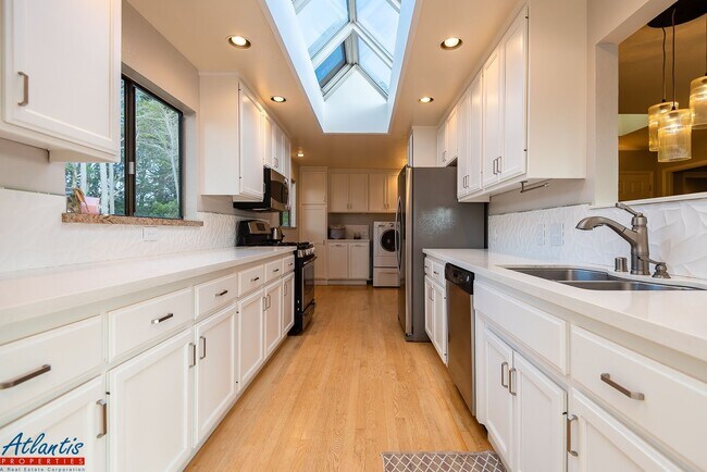 Building Photo - Desirable Home | Oceans Views | Close To B...