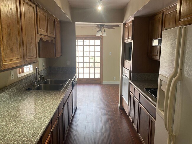 Building Photo - Townhome featuring a vintage floor plan