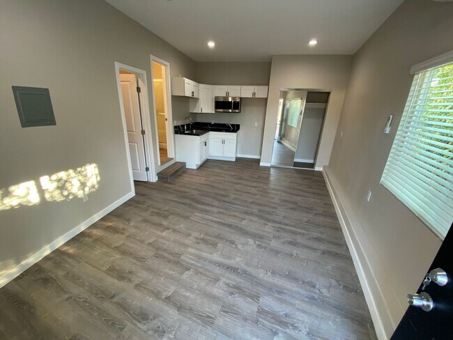 Building Photo - Newly Renovated! 4BD + Attached Studio (Le...