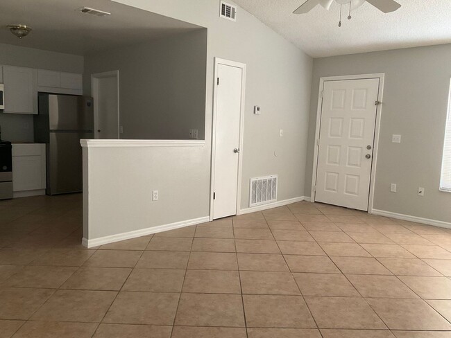 Building Photo - 2 bed 2 bath 1/2 duplex in Longwood!