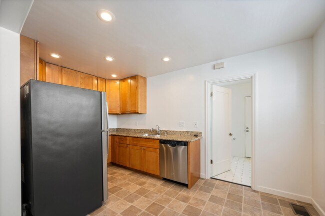 Building Photo - North Berkeley 2 Bedroom Rare Finds!