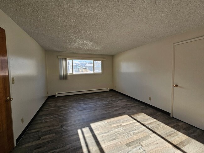 Building Photo - 904 Spartan Dr