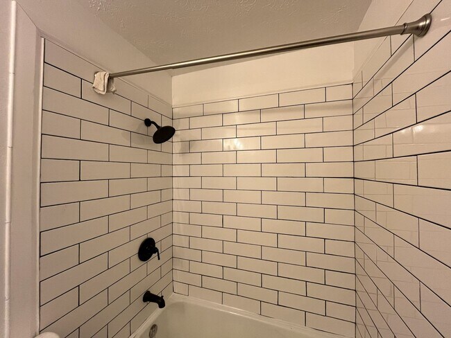 Building Photo - 3 bedroom, 3 bathroom home in the heart of Elk Grove