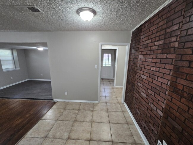 Building Photo - 3906 Hammett Dr