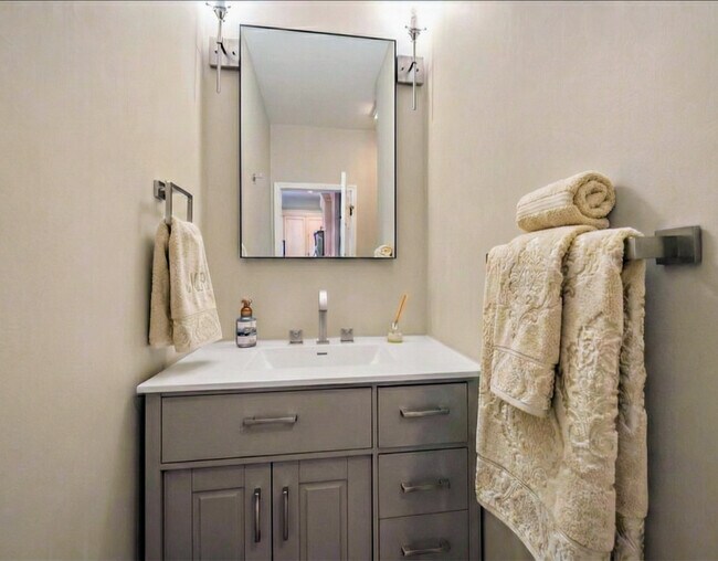 Building Photo - 142 N Dixon Dr