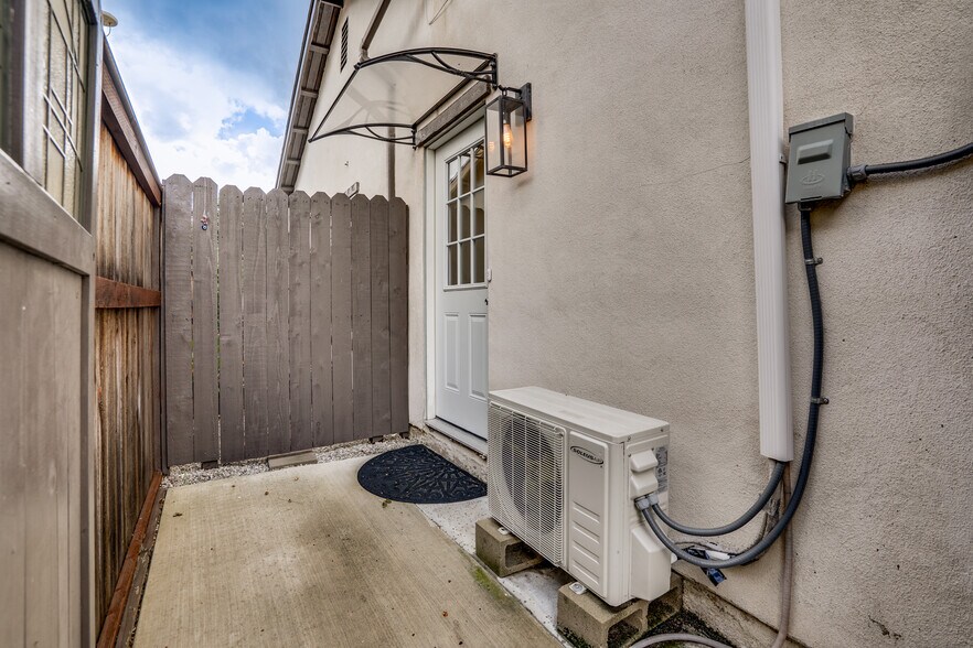 Building Photo - 14584 Highcrest Cir