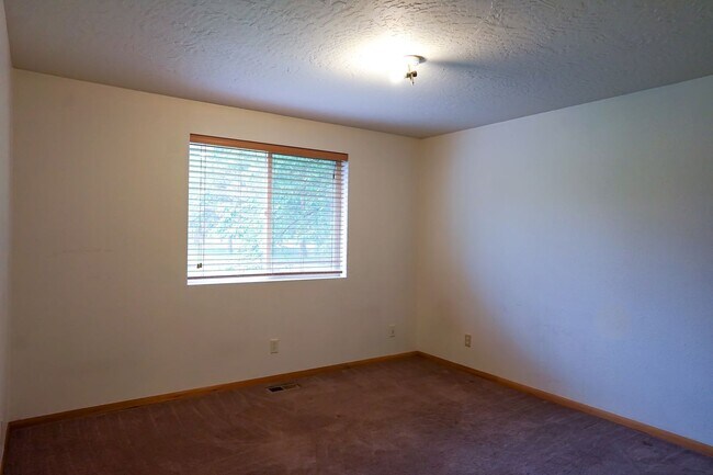 Building Photo - Mini "Ranch" in Hayden