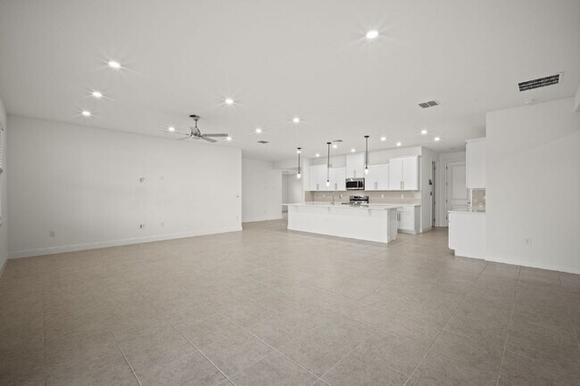 Building Photo - Gorgeous 4BR/3BA home in Island Forest Preserve