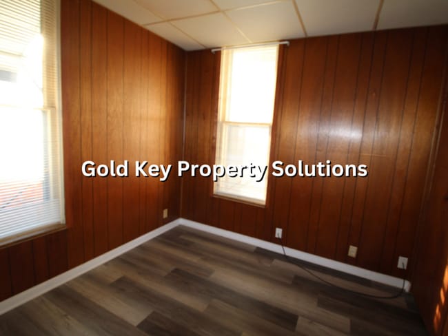 Building Photo - Spacious 1 BR 1 BA House with Fenced Backy...