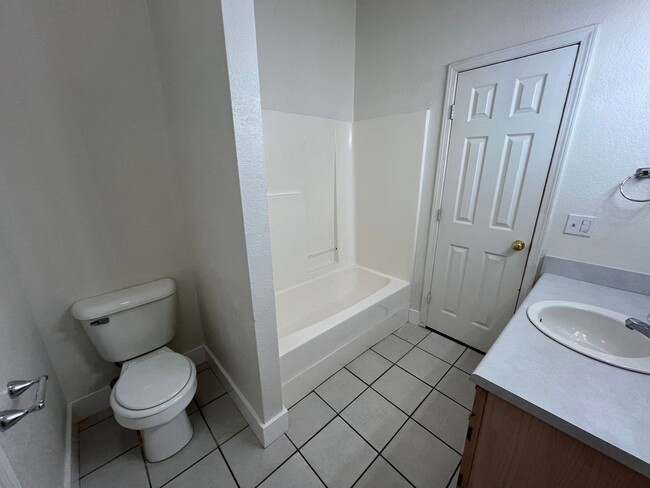 Building Photo - 985 N Daisy Ln