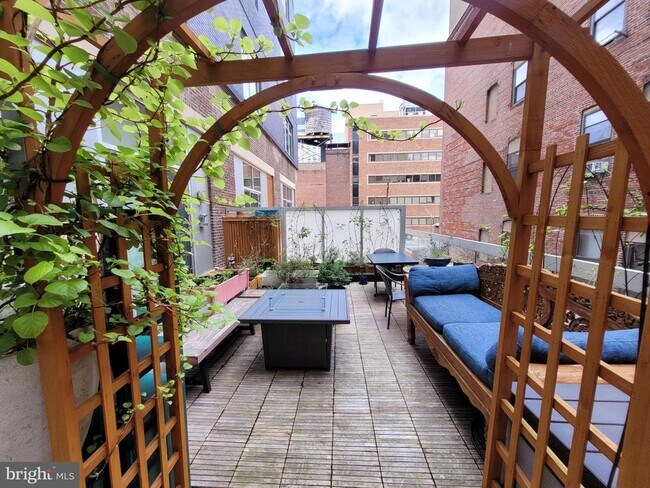 Building Photo - 1101 Locust St