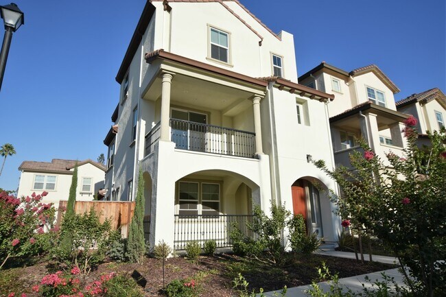 Primary Photo - Gorgeous Modern 4 Bedroom 3.5 Bath in Stel...