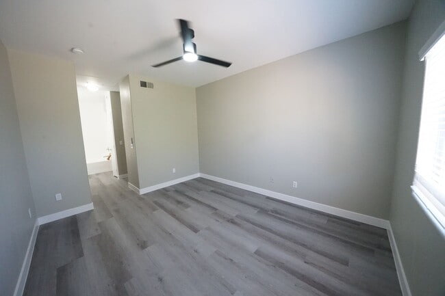 Building Photo - 5655 E Sahara Ave