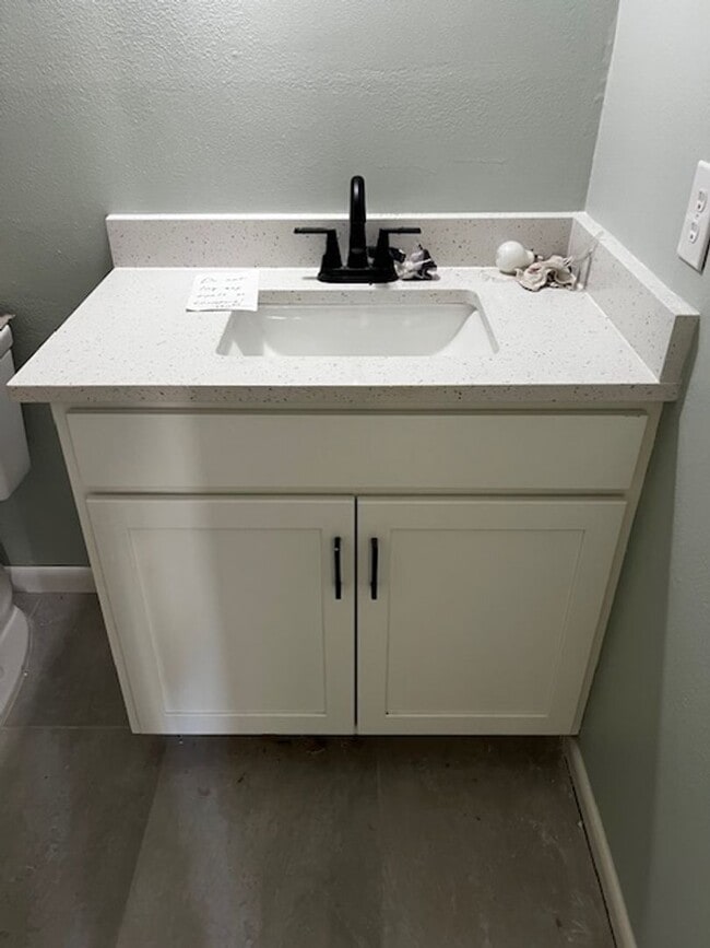 Building Photo - 3/2 Large Backyard, NEWLY renovated Kitchen & Baths