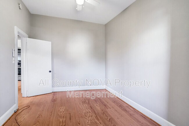 Building Photo - 305 9th St