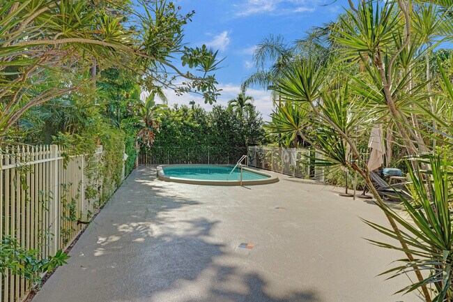 Building Photo - 1423 Holly Heights Dr