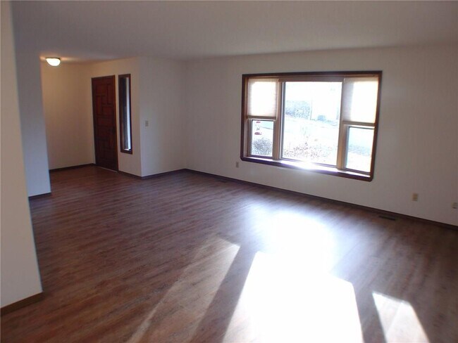 Building Photo - 8 Adams Ln