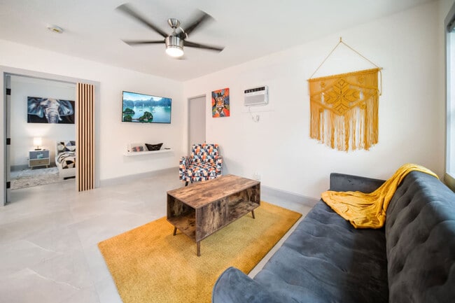 Building Photo - 847 NE 16th Ave