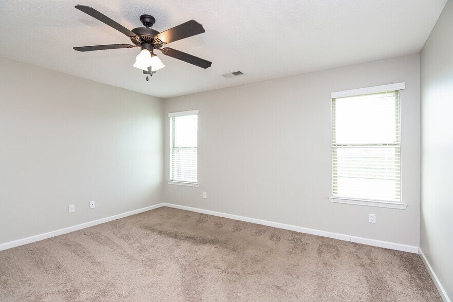 Building Photo - 40 Willow Springs Ln