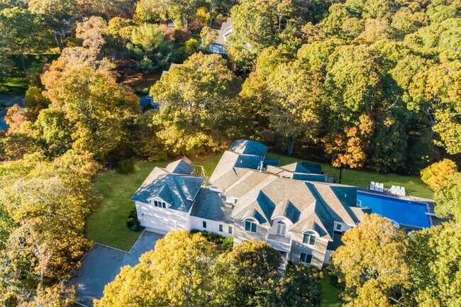 Building Photo - 10 Bay Woods Dr