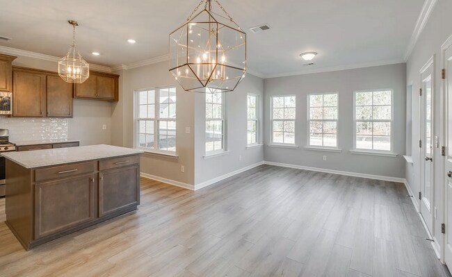 Building Photo - Spacious 5-Bedroom Home with Modern Finishes in Prime Elgin Location