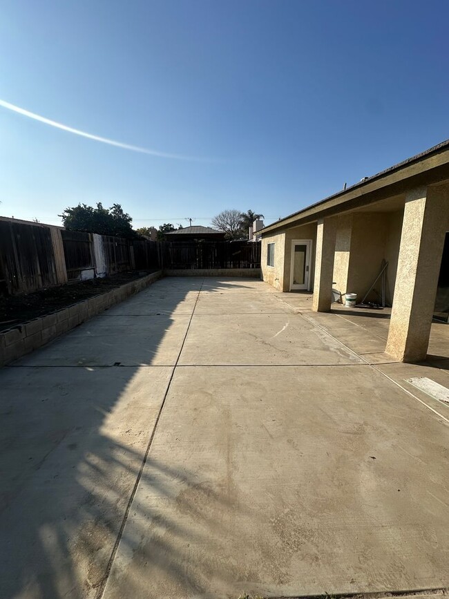 Building Photo - Charming 4-Bedroom Rental in Bakersfield, CA