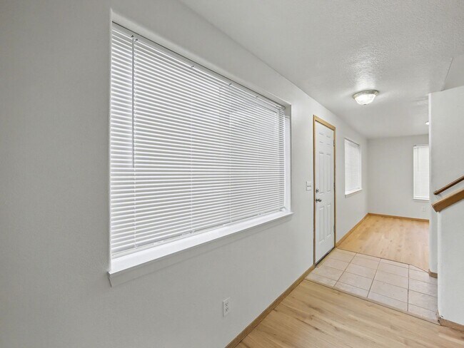 Building Photo - NAVAB02