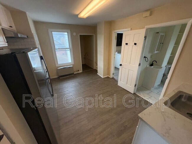 Building Photo - 137 Main St