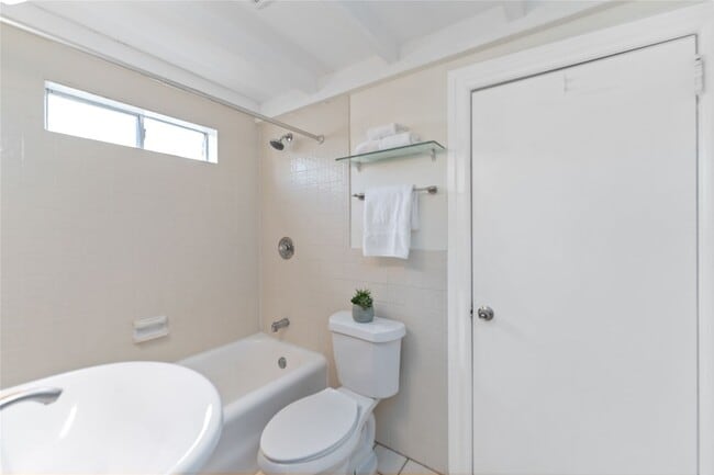 Building Photo - 1411 Kipling St