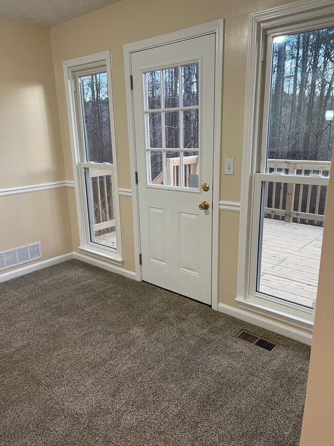 Building Photo - Split Foyer Home with Fenced Yard