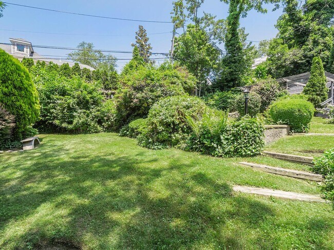 Building Photo - 221 Manhasset Ave