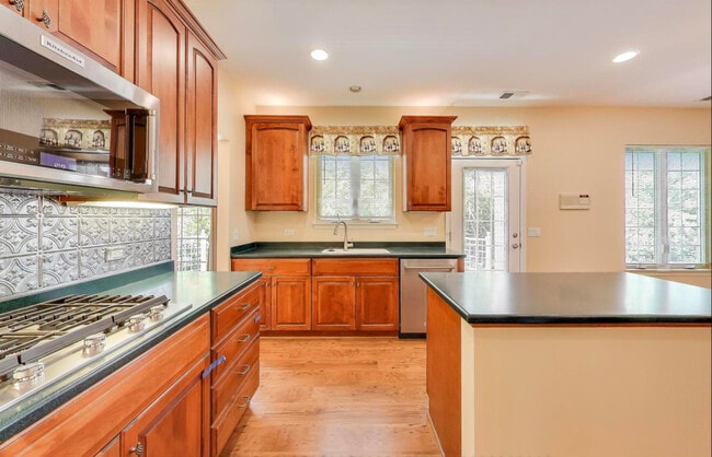 Building Photo - 11 Beaconsfield Ct