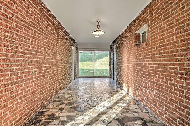Building Photo - 210 Mt Bethel Rd