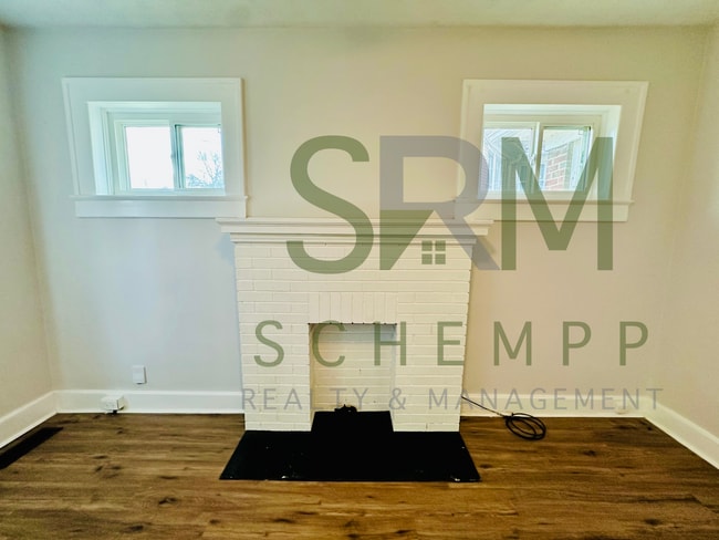 Building Photo - Remodeled 1 bedroom duplex with off street parking near Iroquois Park!