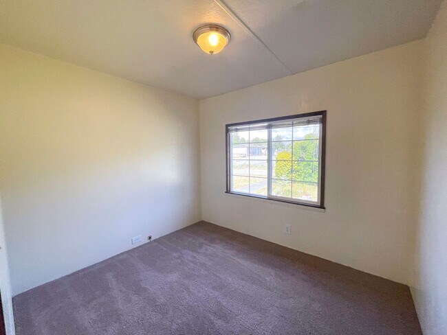 Building Photo - Pet-friendly Home located in sunny Ridgewood
