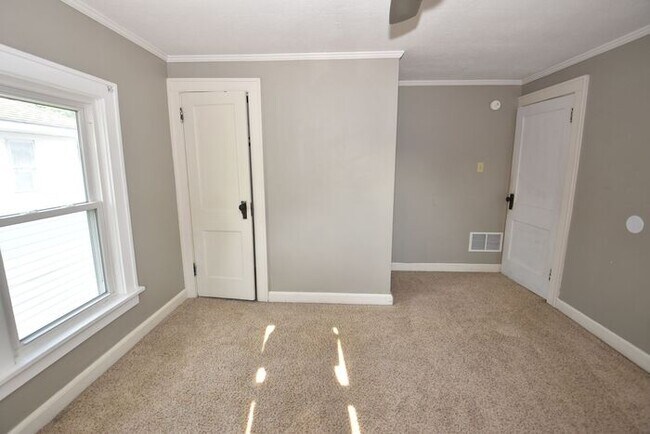 Building Photo - 3 bedroom 1.5 bath home next to IUSB.
