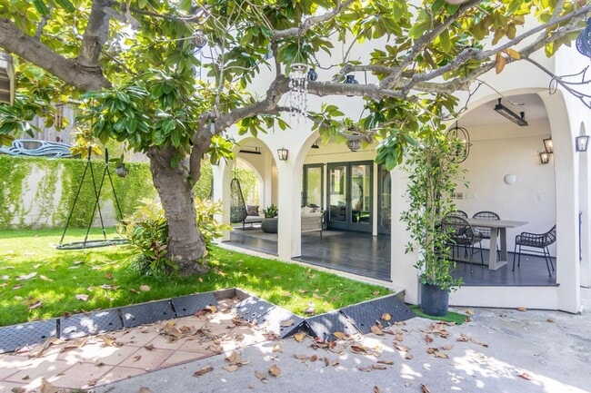 Building Photo - Prime Single Family Home