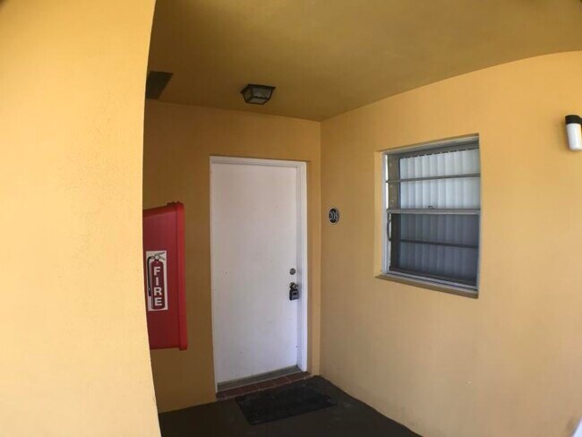 Building Photo - 220 Croton Ave