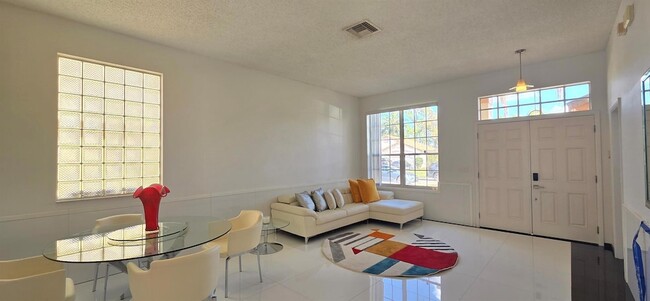 Building Photo - 661 Lake Wellington Dr